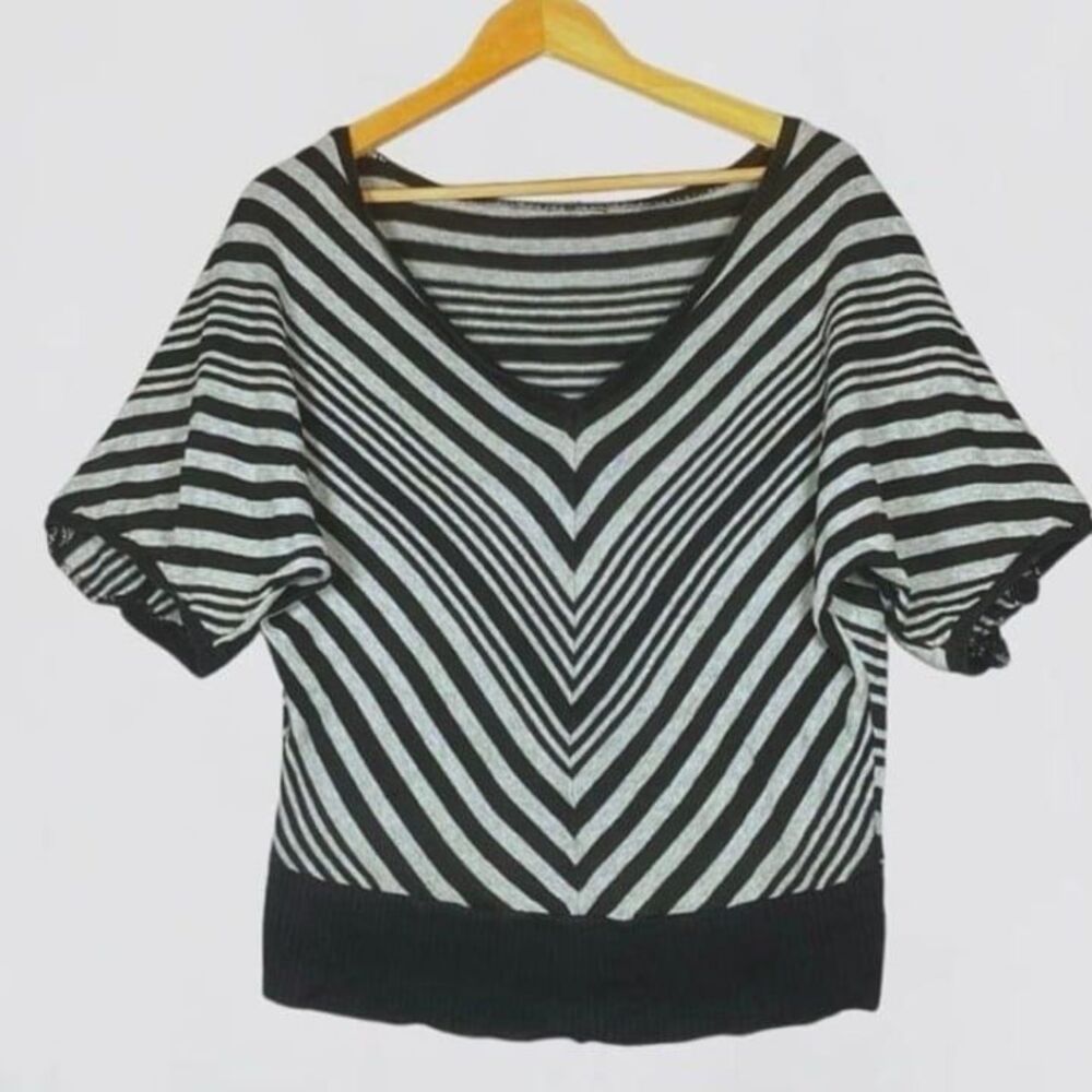 Womens Black and Gray Striped Chevron Short Sleeve Top Size M